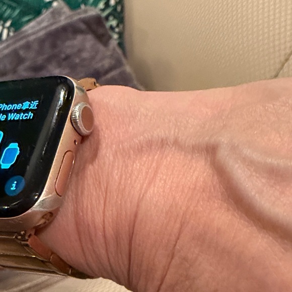 Apple Watch 5, 40mm with Metallic Band - Picture 4 of 6